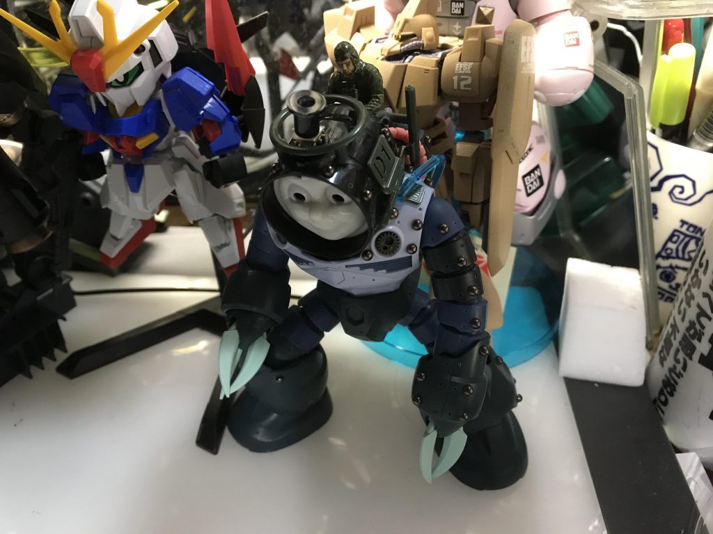 百均のデコシールやらジャンクパーツ足し足し。この頃は1/35にしようかと思ってたりもしました。