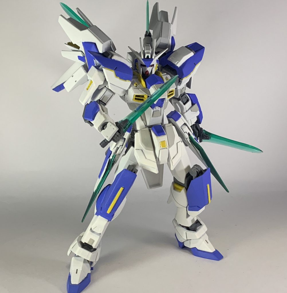 補助近接装備「ライトブレード」。他の2種のブレードと同様の素材で構成された刀身を持つが、刀身を構成する素材の密度が小さく透き通っている。そのため攻撃力は同等ながら大幅に軽量化されている一方、刀身の強度がかなり低くなっている。背部ウィングユニットに4本搭載