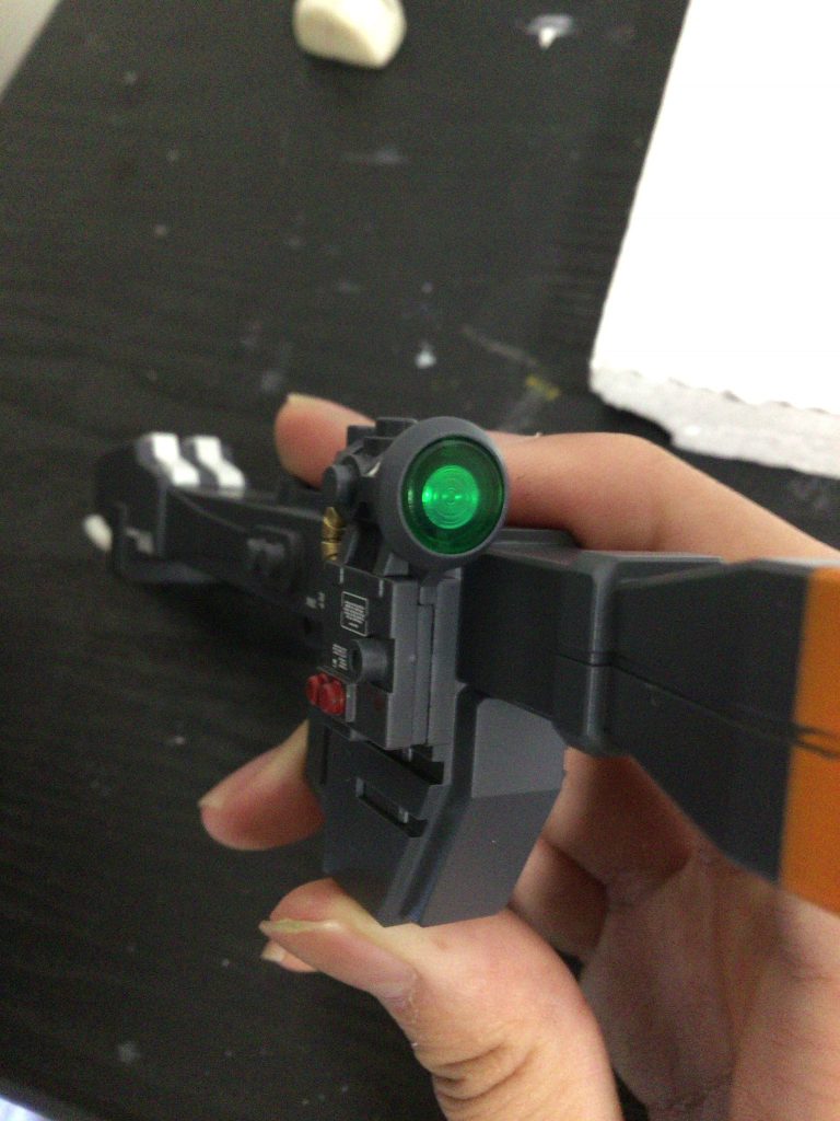 したにシルバーのシールを貼って、クリアパーツをクリアグリーンで塗装