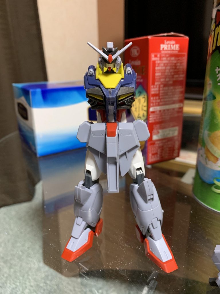 胸のデカさに気になり、MGのデザインを見たところ胴体が周りと比べて小さかったため、こちらも竹割にして小型化しました。またフェイスマスク、太ももなどはジャンクパーツにあったビルドストライクから拝借。