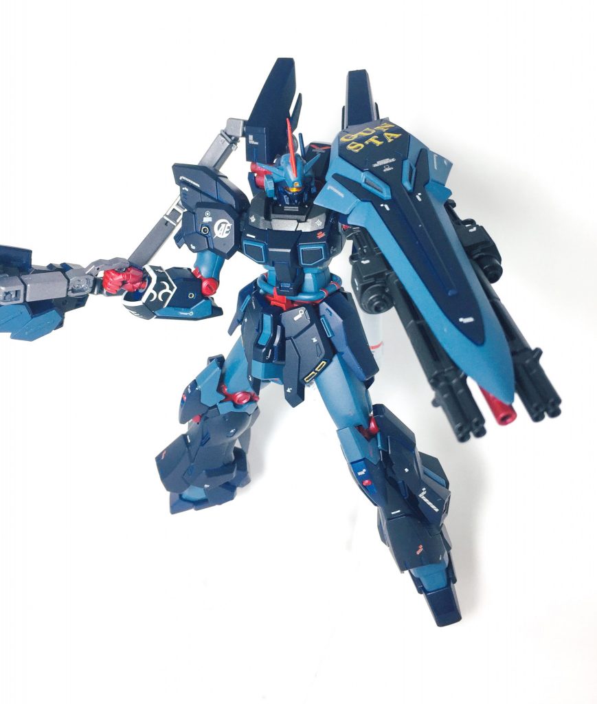 ## 専用シールド+ビームガトリング
攻防一体の専用シールド。中央のグレネードランチャーもそのまま装備しており多彩な攻撃を展開出来る。
(ガトリングシールドどうしようか迷いましたが、やっぱり格好良いロマンを求めて装備させました)