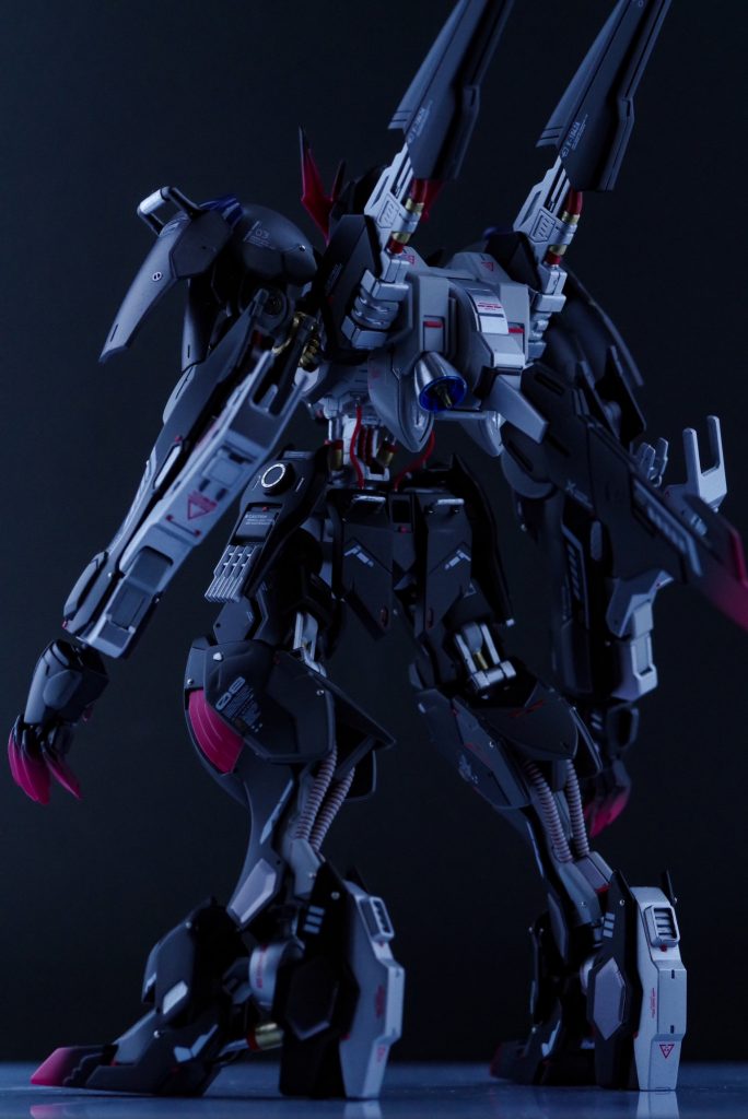 バックパックにジャンクパーツを追加し、シルエットを変更しています