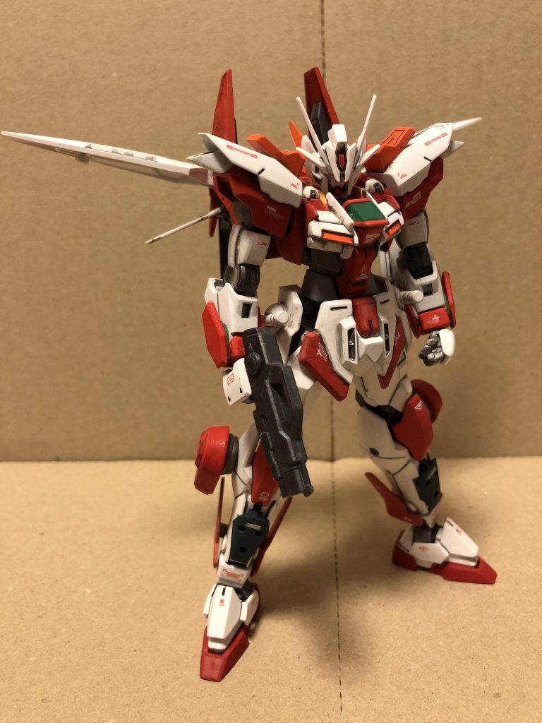 頭部を『フレイム=炎』繋がりで、ウィングガンダム炎フェーダーのものに交換。脚部両サイドにスラスターを増設しました。あと、コーションデカールをそれらしく追加しました。