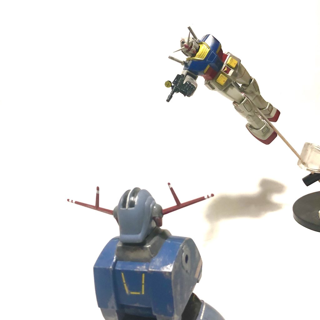 シャア:「ガンダムのパイロットはアムロといったな。どうする?あのニュータイプに打ち勝つ方法は?ん?・・・ララァ、教えてくれ。どうしたらいいのだ?」
 
アムロ:「どこだ?シャア」
シャア:「は・・・」
「・・・?違うか!」
シャア:「ガンダム・・・」
アムロ:「ううっ!・・・シ、シャアめ!」
「まだだ、たかがメインカメラをやられただけだ」