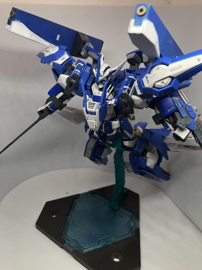 高速機動状態。フルストライカーに装着されたフライトユニットが展開し姿勢制御を担う。
バックパックに搭載された射撃武装「GNハイカノン」は、従来の標準的な照射ビーム武装を参考に、フレキシブルに動く事で高速戦闘中も機体の動きに対応可能。