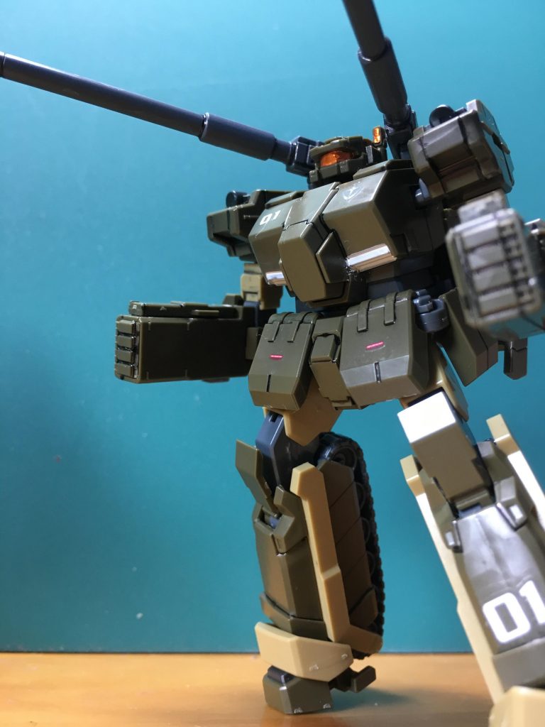 　バックパックのせいで後ろに引っ張られるため、自立が非常に難しいです。メイン写真撮るのにもすってんころりんするので、てこずりました。

　ビームバーナーとマシンキャノン、背部のバーニアはピンバイスで穴を開けました。