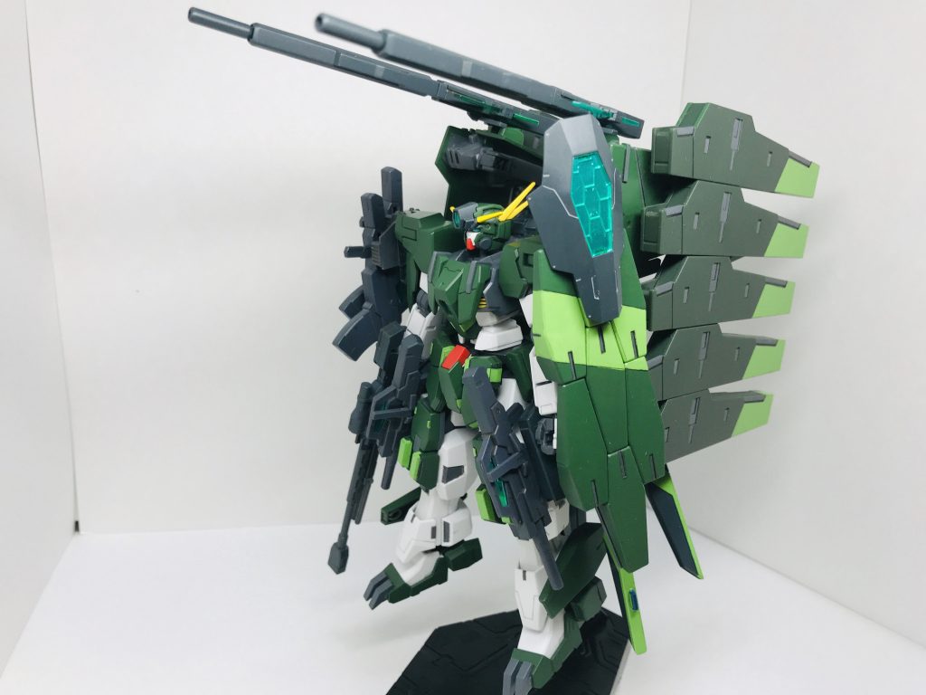 フル装備左側から
肩に積んでるシールドビットの一つにSAGAのスモールシールドをくっ付けています。シールドビットの一つなのでこれもビュンビュン飛んでく設定。
複数のビットに跨った太い帯状のモールドがかっこいいと思います。