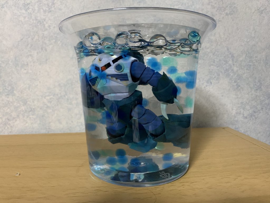 ダイソーで購入したワインを冷やすケースに同じくダイソーで購入した消臭ビーズとズゴックを入れ水を注ぐだけ！オシャレ！
消臭ビーズなのでトイレに飾るもよし、玄関に飾るもよし、家族にも受け入れられますねっ！笑