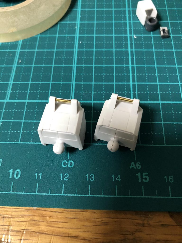 肩パーツの1部を真鍮線に置き換え。