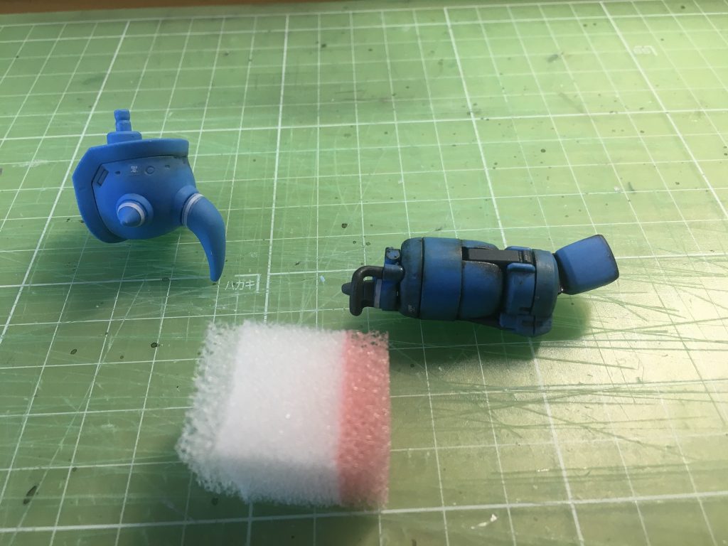 組みながら汚すとエッジがいいあんばいに際立ちます。ラインのシール貼りはけっこう苦労しました