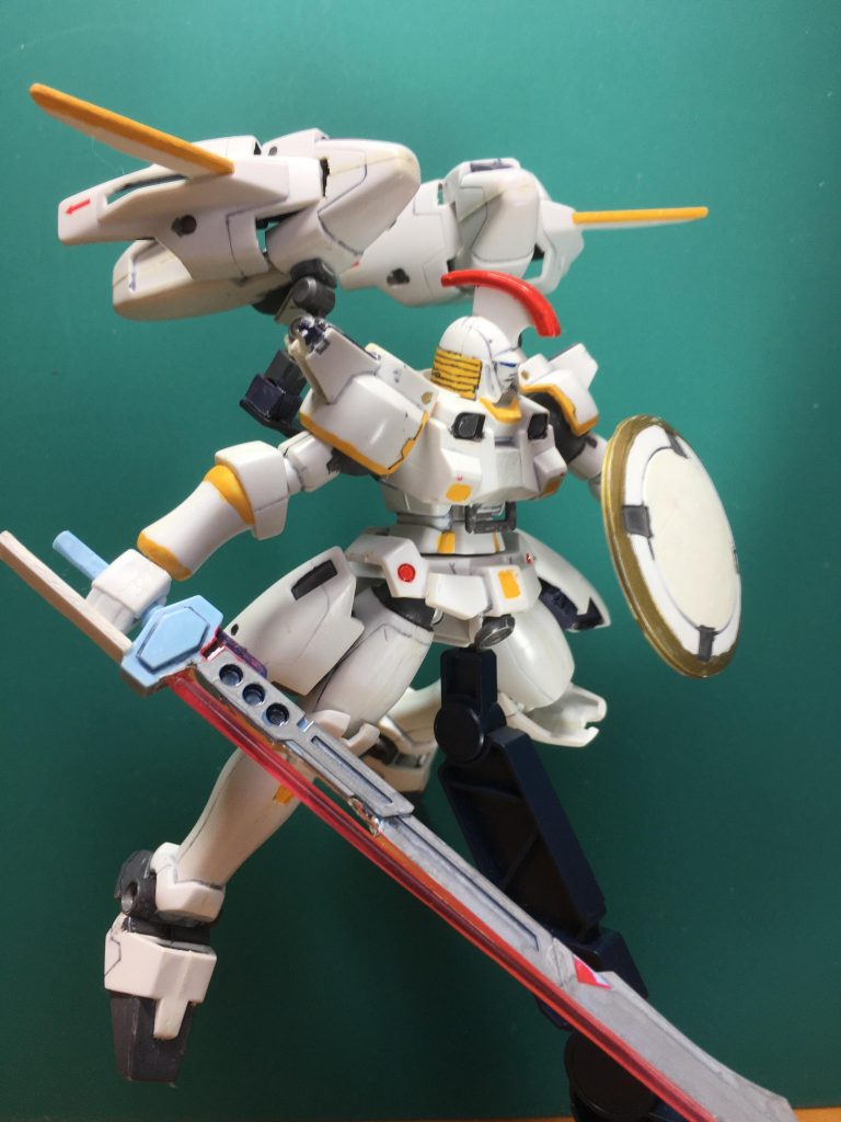 　オリジナルのビームソードは、ジャンク化したデスティニー(コレクションシリーズ)のアロンダイトに、1/100サイズのビーム刃を接着しました。実は塗装後にビームサーベルを紛失したために急遽製作したものです。サーベルは数年後に発見しました。

　円形シールドは中央のワシ型モールドを瞬間接着剤で埋め、塗装しました。コンパスでアタリを付けて、外周部にスジ彫りを入れて塗り分けました。