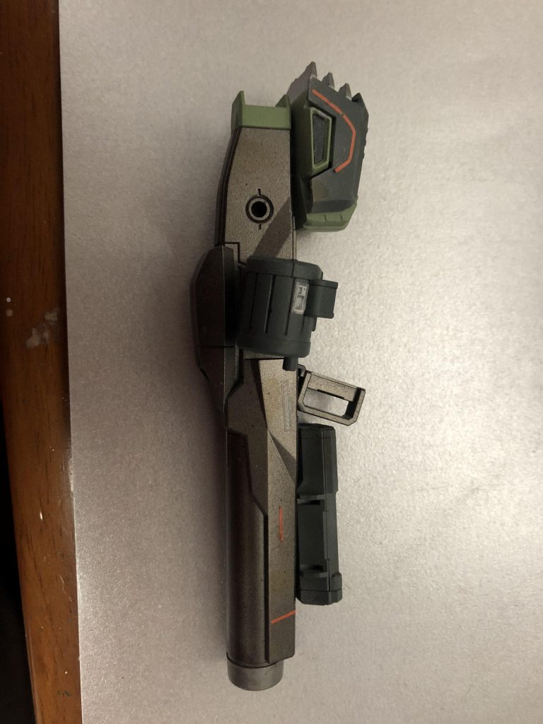 フレームランチャー
当時ヘビーガンダムがプレバンで発売されていましたが、「違う!僕は僕だけのヘビーガンダムが作りたいんだ!」と買わずに無我夢中に製作したもの
多分このガンプラで一番力を入れたところ
レオパルドのガトリングをベースにカスタマイズキャンペーンの四連ミサイルランチャーとビルダーズパーツグランドのスラスターみたいなやつとFSDのガトリングのドラムマガジンをくっつけてそれっぽくでっち上げました( ̄∇ ̄)