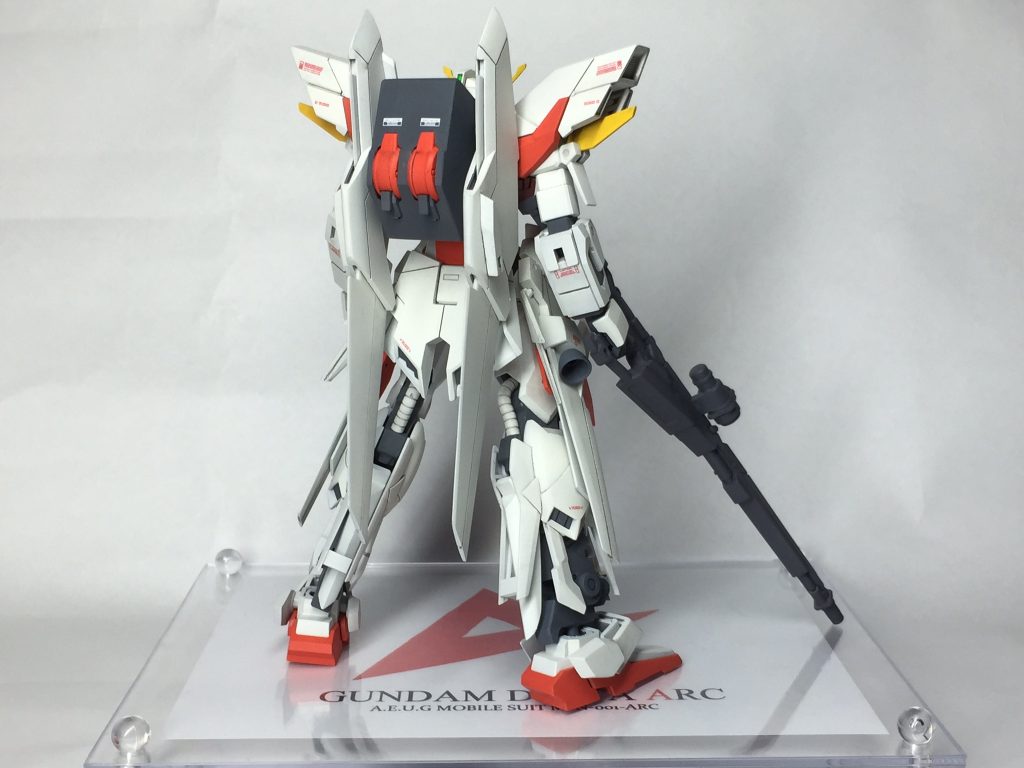 アムロ自身がサイコミュに懐疑的な部分があった為、インコムを装備。