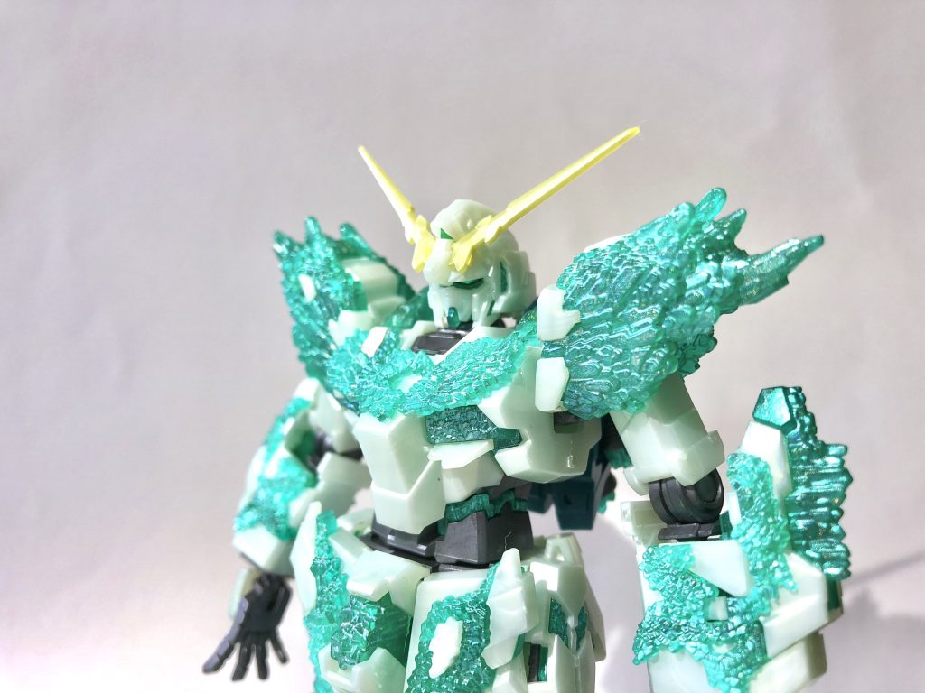 また全身のグレー部分は緑よりの成型色からメタリックカラーに変更。