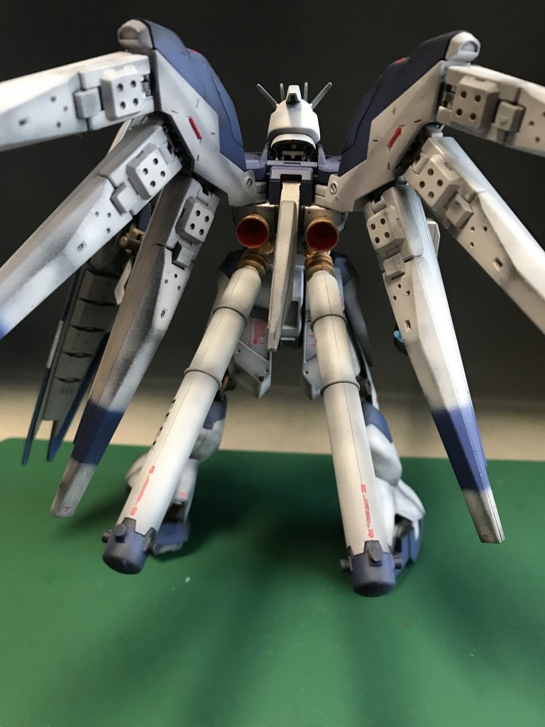 完全に合わせ目残ってますが…笑プロペラントタンク(?)の段になってるとこもグラデーションでシャドウを残すように努力してみましたぞぃ