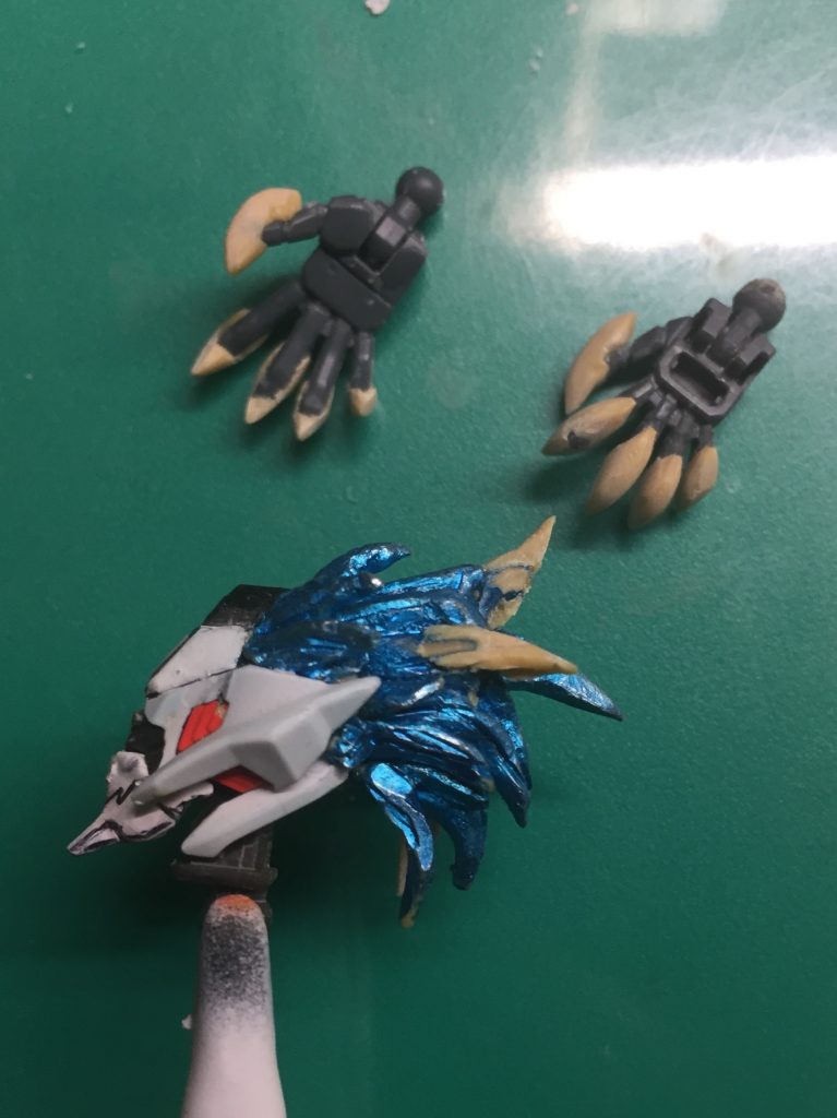 頭はバルバトスルプスレクスのものを削ったりパテを盛ったりして制作しました。
マスクのデザインに関してはボールペンで手書きです。