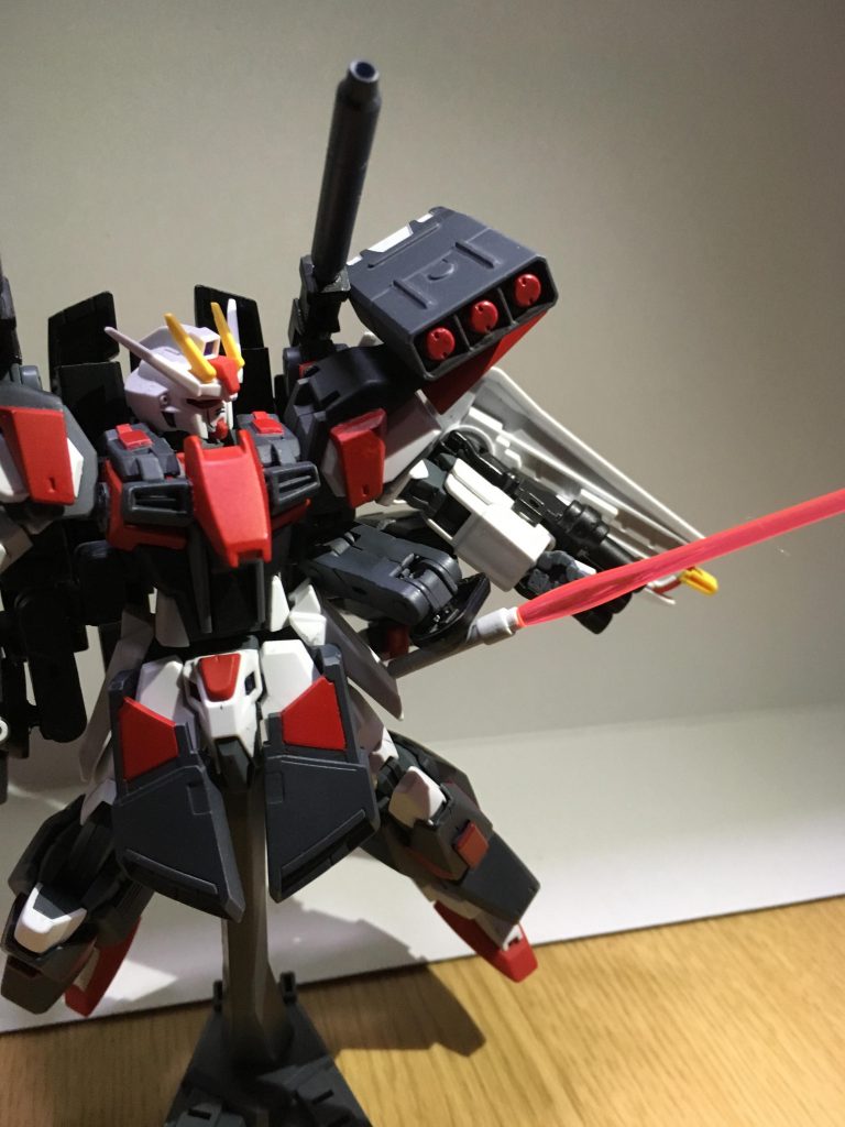 脇から隠し腕的にサーベルが伸びます。