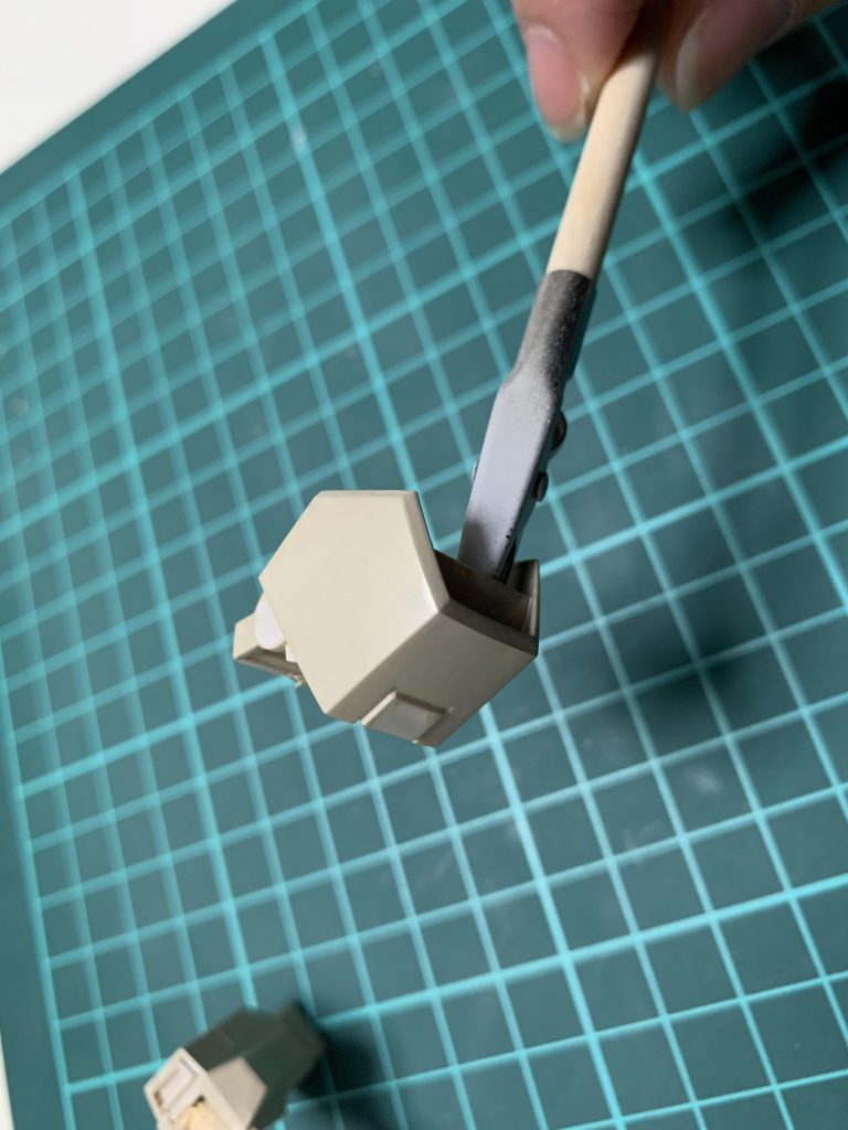 サフとトップコート以外は、筆にて全塗装をしています。
厚塗りを防ぎ、エッジを立たす為に薄い塗料を作り、3回〜4回重ね塗りをしました。