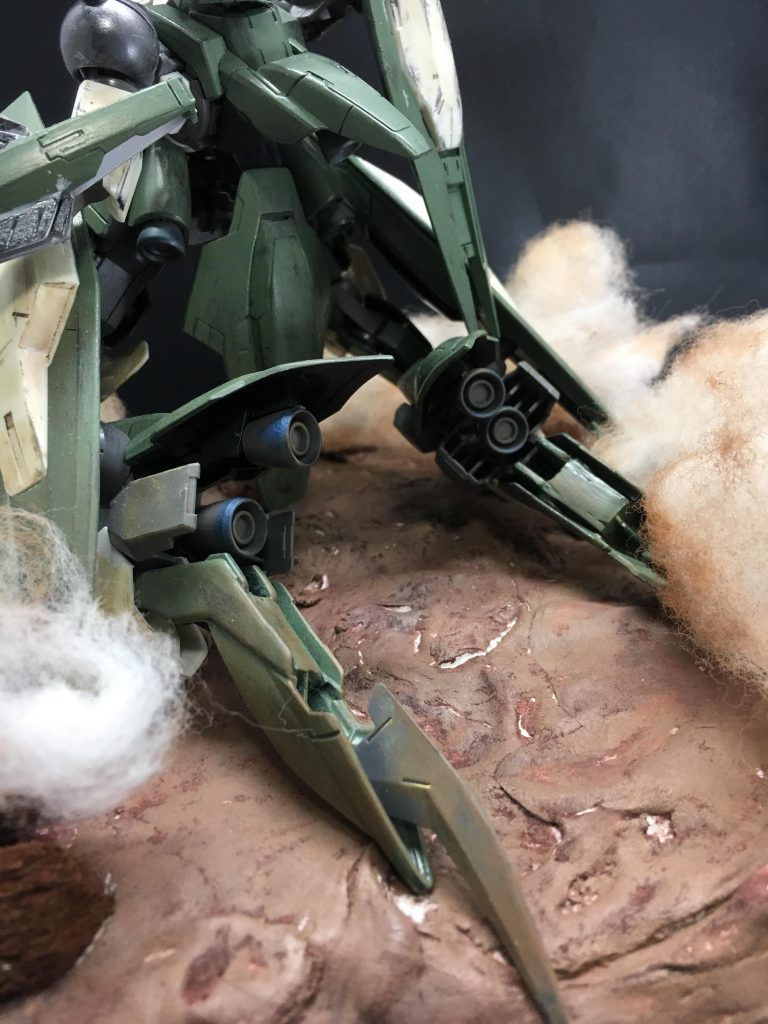 煙でほとんど見えなくなっていますが足元の汚れとバーニアの焼き付け、ダメージ具合をウェザリングで表現しました。