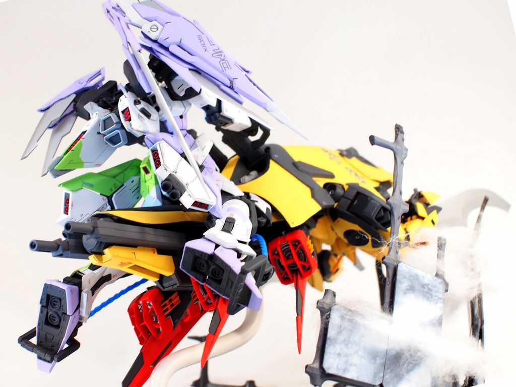 デイトナの持つビームバズーカ【ハンディ】が、ザクレロ登場時にハンドルとなりパイロットの身体感覚にリンクする【アクシアスシステム】によって、レーサーがバイクを運転するのとほぼ同感覚でモビルアーマーを操縦できる。