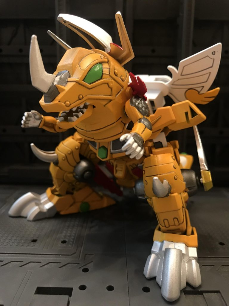 「てめぇなんざオレ一人でじゅうぶんだ！」脚を大型化できたので満足。変形後の足首にあたる部分も、ボールジョイント化して設置性を高めてます。