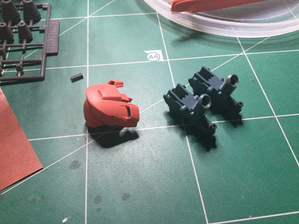 胸のダクトかインテークらしき部分と、ふくらはぎのノズルは開口しました。