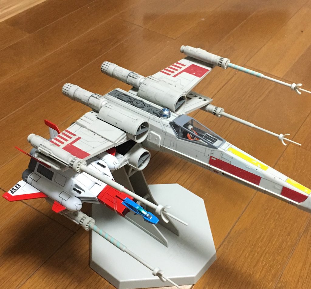ファインモールドのX-WINGとの2ショット。コレがやりたいがために機体ナンバー無しにしています。
かれこれ10年近く積んだままになっていましたが、ようやく完成させる事ができました。
切っ掛けを作って下さったフールビズさん、並びに一緒に楽しませていただいた参加者の皆さんに改めて感謝申し上げます。
ありがとうございました。