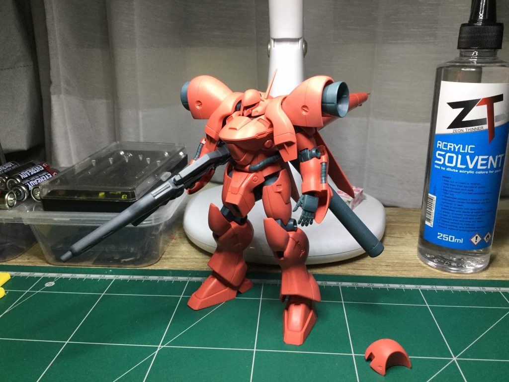 無塗装だとこんな感じです。メタリック仕上げなので表面をせっせときれいにしている所です。