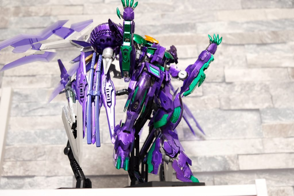 個人的に凄く気に入っている煽りショット。
各部のこだわりが一番表されているカットであるため色々眺めて楽しい。
エフェクトパーツ欲しくなるなあ...