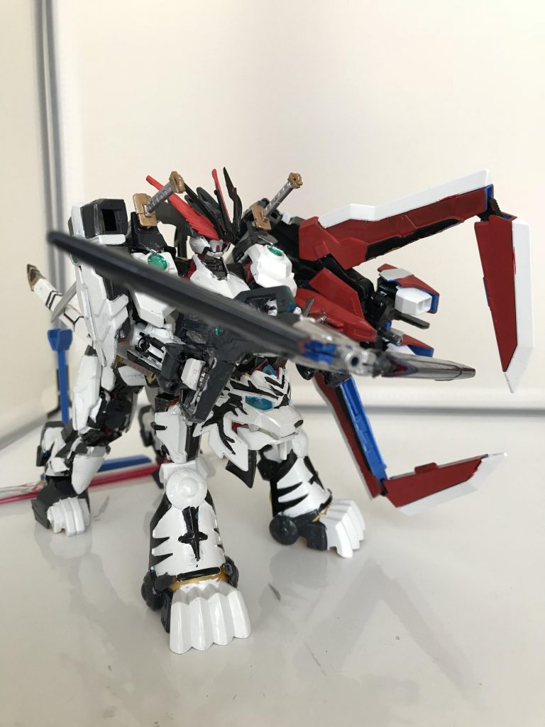 タクティカルアームズはクローモードとボウガンモードに分解装備できます。