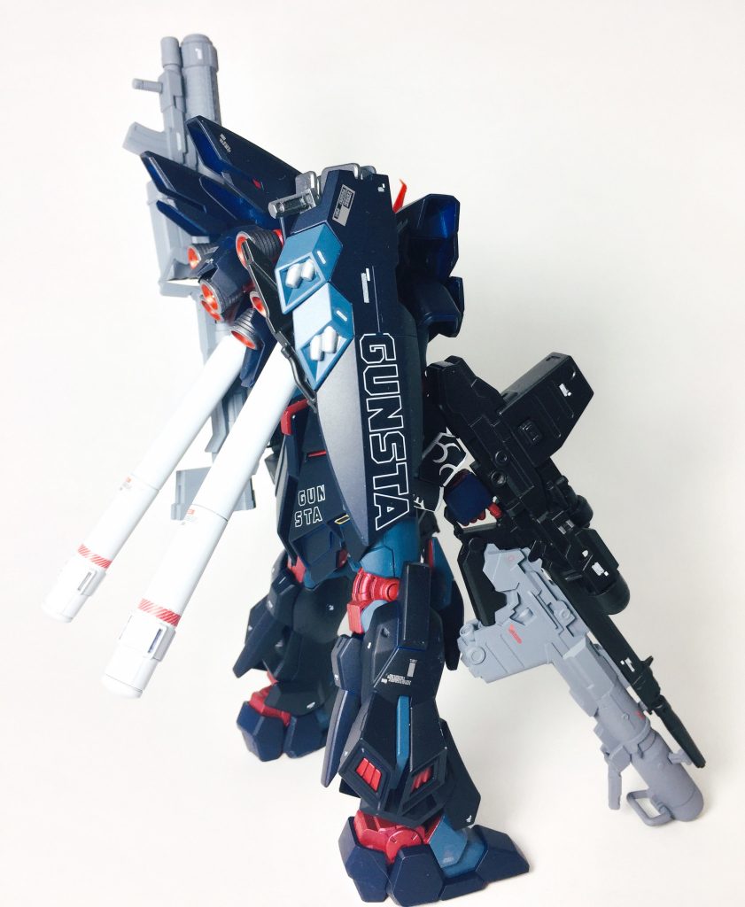 本家ガンスタインを模倣しているだけあり、殆ど形は変わらない。
本家と分かりやすい差別化を図る為、関節部分の色を変更、袖口にエングレービングを施している。
(関節赤って格好イイですよね!SEEDコンで拝見したかーずサンのデスティニーを参考にさせて頂きました~)