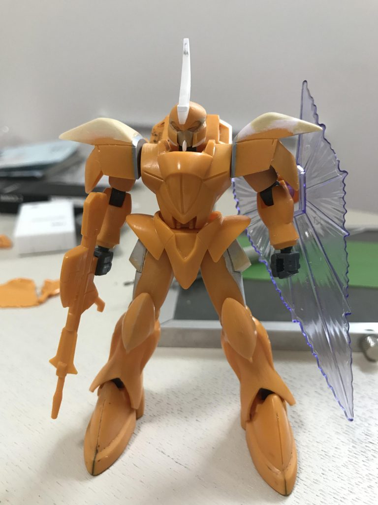 トサカは無くしてしまったのでプラ角棒からの削り出しです。最初、肩はHGUCのV2にしようとしましたがやめて正解でした。