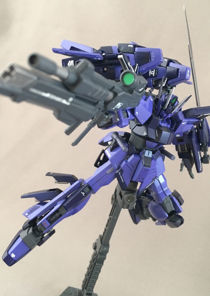 お約束の種ポーズ!
百式系列機のフレームが露出した脚部が自分の好みどストライクなので、かなり気に入っている一枚です。