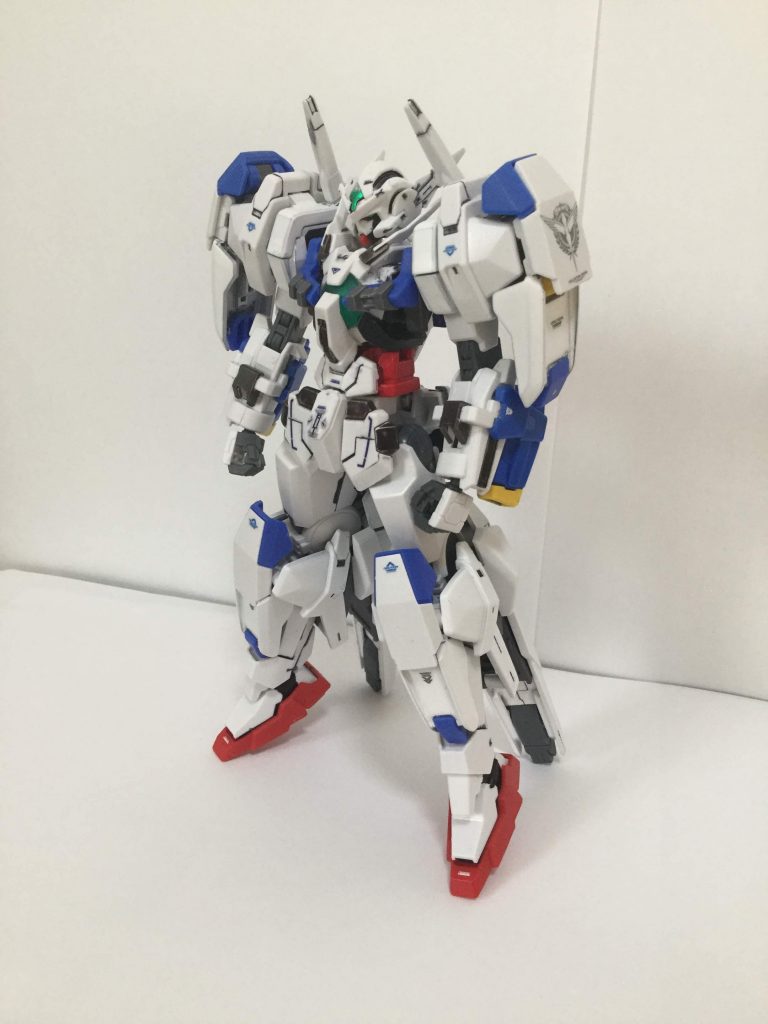 トランジェントガンダムにアストレアの装甲を付け加えアヴァランチユニットを加工し、取り付けました。
カラーリングはなるべく白を基調に白くなりすぎず、青を残しました。