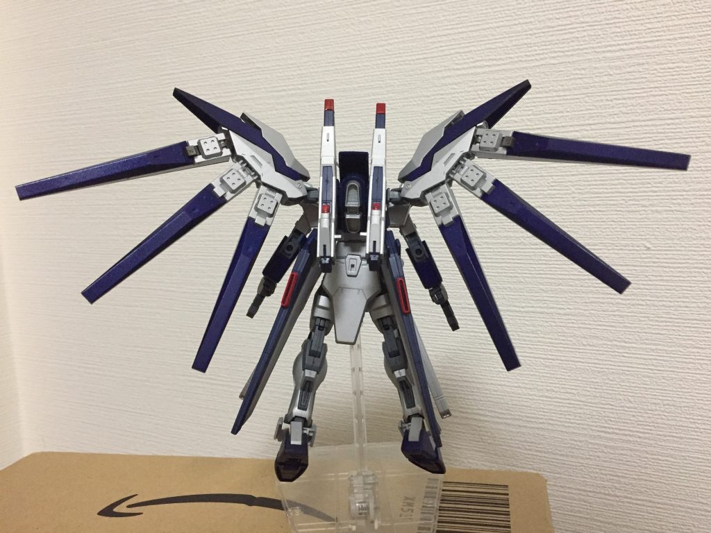 背面にはビームキャノン。アメイジングストフリのバックパックカッコいいですよね。それにHiνブレイブの翼。機能的にはドラグーンとして飛ばせますが、パイロット設定的には飛ばせません。