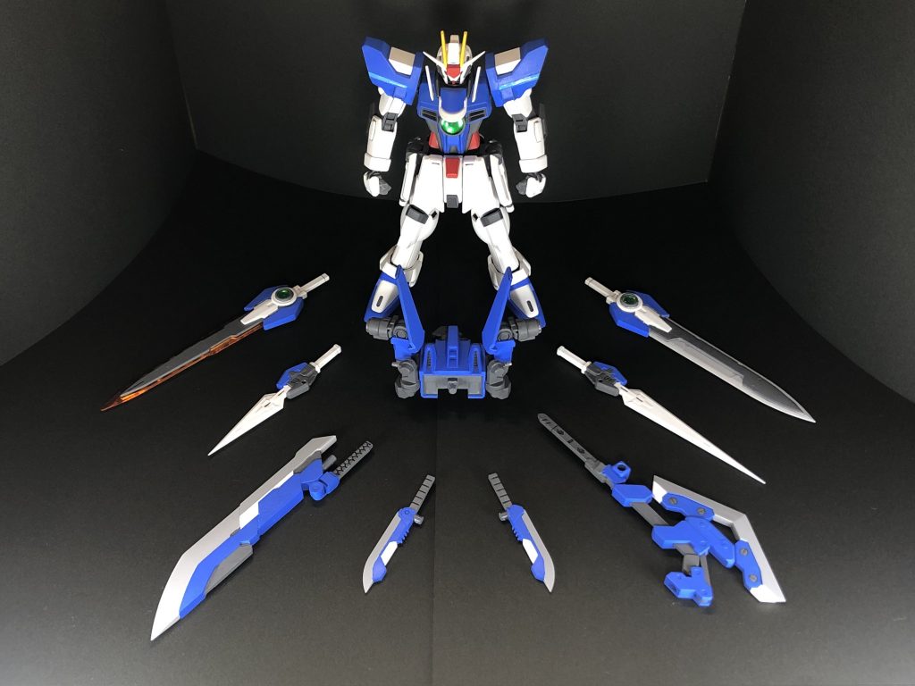 型式番号:GNF-001 オルフェイスソードパック近距離剣撃-クロスレンジ-能力を強化するパック。モチーフとなった機体は近接戦闘特化の機体「エクシア」と「バルバトス」。パックに装備された剣とスカイフリーダム本体の剣を合わせることでセブンソードとなるが、分離機能を備えた剣もあるため実質本数は7本以上である。聞き慣れない『オルフェイス』とは、完全な近接戦闘で敵本体そのもの(≒”顔”)のみを狙う意味合いの『オールフェイス』と、三日月やオルガたち『オルフェンズ』の掛け合わせを込めた名称。搭載武装GNマルチバスターソード  -GNバスターソード×1  -GNアックス(ブーメラン)×1  -GNシュナイダー×2GNスカイフレイムソードGNスカイアイスソードGNロングブレイドGNショートブレイド↓↓↓以下よりアクション↓↓↓