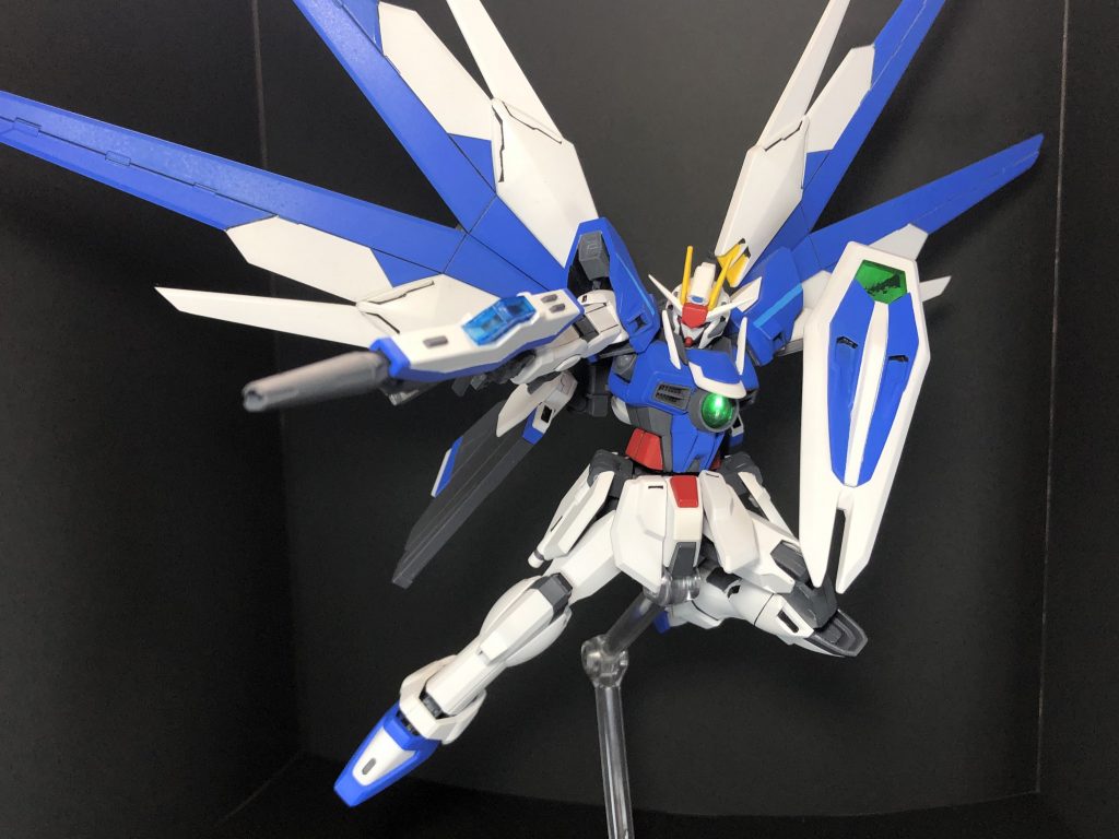 GNマグナライフル太陽炉から生産されるGN粒子を利用した高出力型のライフル。デフォルトでは連射性よりも一発の質を高めているが、出力調整でそれは任意に変更できる。GNアンチビームシールドガンダムエクシアに搭載されている「GNシールド」と同機構のシールド。GN粒子を装甲表面にコーティングした上にGNフィールドを展開することで完全防御の盾となる。