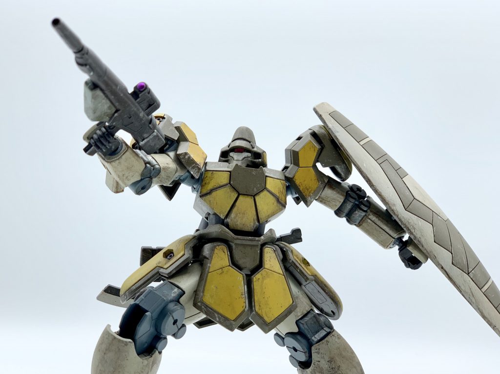 最近は武器塗装にMrメタルカラーのダークアイアンを重宝してます。吹いたあとに磨くととても自分好みの質感になるので。
また、最初はUVレジンでライフルレンズを作ったのですが、発色が悪かったのでキット付属のホイルシールを貼ってます。