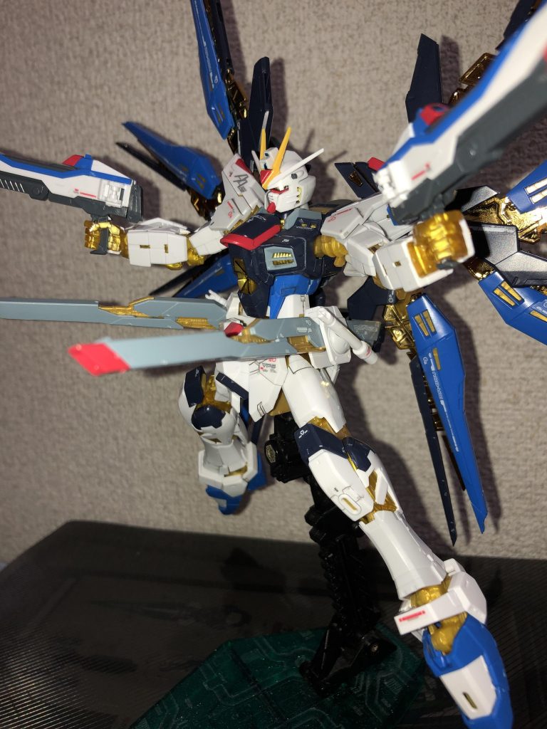 ドラグーンフルバースト  これは外せないポーズちなみにツインカメラやメッキパーツが光るようにライトつけましたww
俺光の翼持ってないんだ…