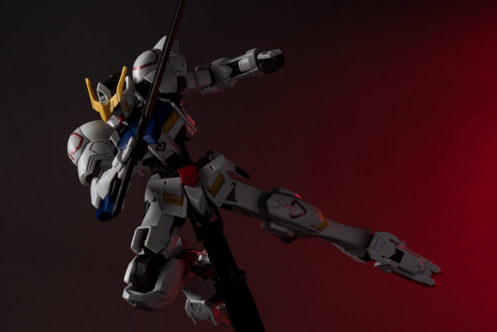 パッケージ横に載っていた画像と同じようなカットです。
今回のライティングは全て

①左斜め上
②背景に赤
③バルバトスの足元に白のレフ板

この組み合わせで撮影しました。
完全な素組みですが、ライティングだけでもカッコよくなったと思います