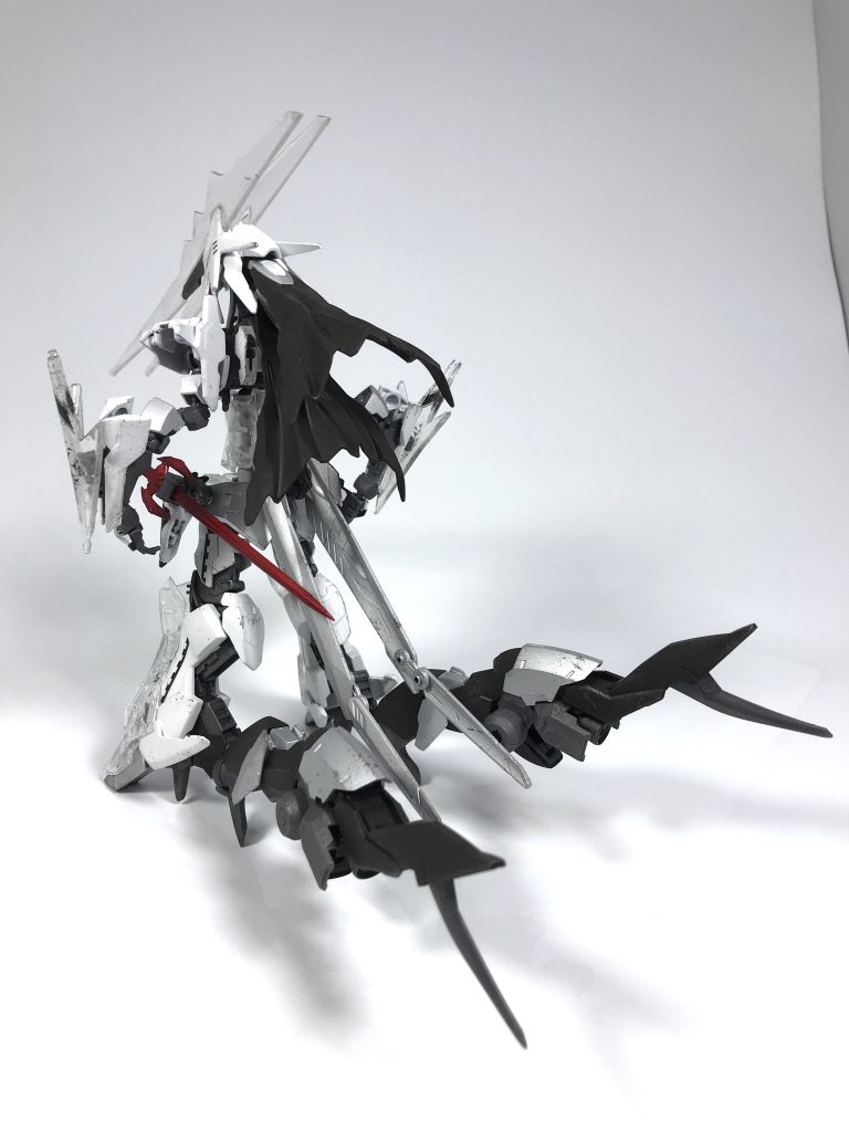 ## [〝修祓〟の古操兵 ザラシュトラ・リグ・アヴェスター]
穢れを祓い清める儀式を意味する〝修祓〟を冠する古操兵で自由都市同盟に所属する操手(操兵の乗り手)、アッシュ・デルフィンの専用機。

現存するのはわずか20機程とされるオリジナルの古操兵の1機で、現代の機操兵および復元古操兵とは一線を画す性能を誇る。

自由都市同盟に所属するギルド、栄光の宴を中心とした調査団によって〝禁忌の地〟より発掘されて以後、同盟に属する旧文明を専門とする歴史家、古代兵器の研究者、操兵技師たちを束ねる鍛治師連合によって調査がなされていた。


ザラシュトラには、支援AIとしてADD(アッド)と呼ばれるAIが搭載されており、火器管制など十全に機体の機能を発揮する上で必要なさまざまな補助を行う。しかし、現状、ADDはアッシュ・デルフィン以外の操手では起動せず、実質アッシュ・デルフィン以外がザラシュトラを動かすことはできない。

調査の結果、このAIは、ザラシュトラ自体とはその技術体系に違いがあることが明らかとなっており、名前の通り〝付け加えられた〟AIなのでは無いかと推測されている。