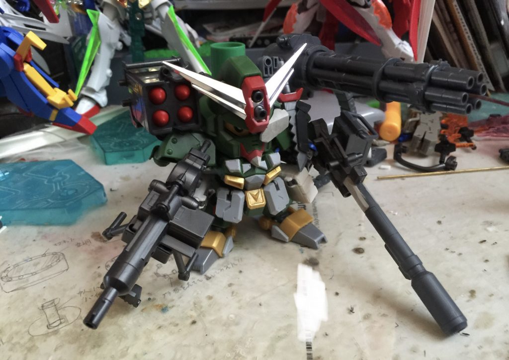 通常→ヘヴィウェポンに変更するため、スコープアイの追加と肩パーツ・スカート部分のディテールアップを追加