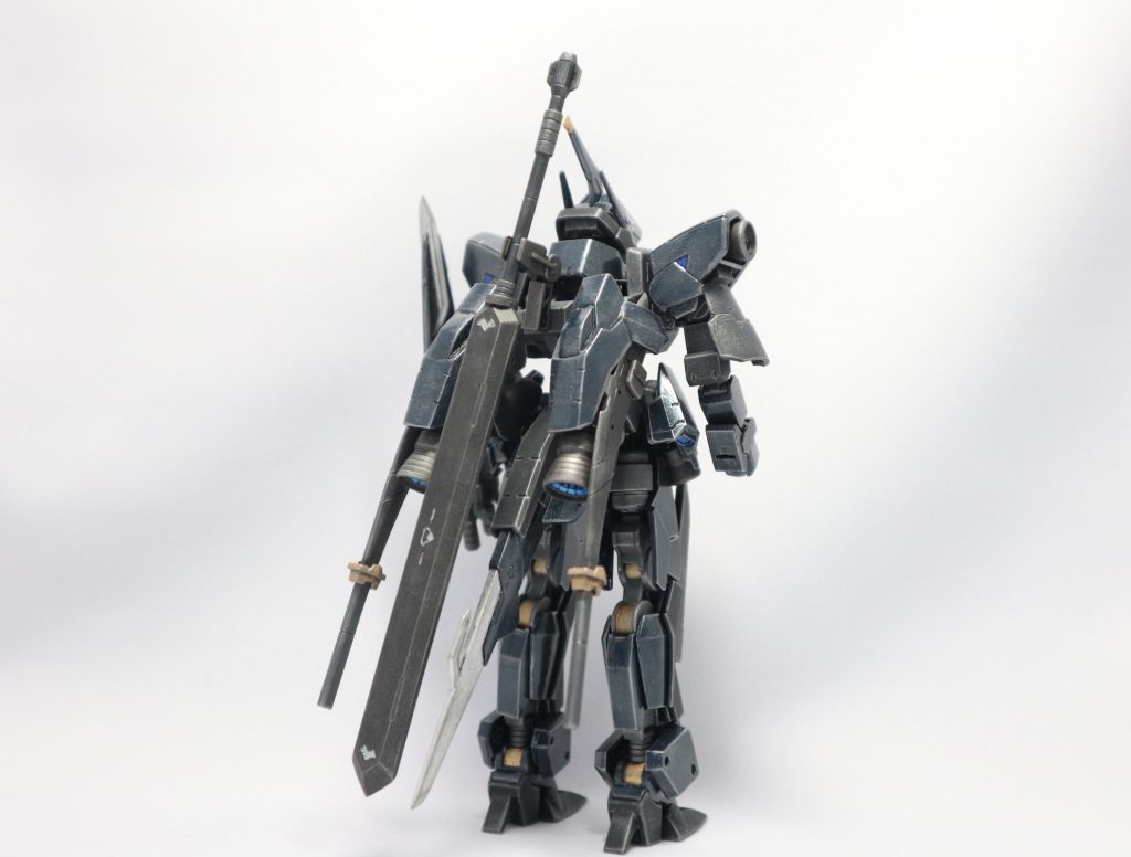 武装は背面に懸架可能。