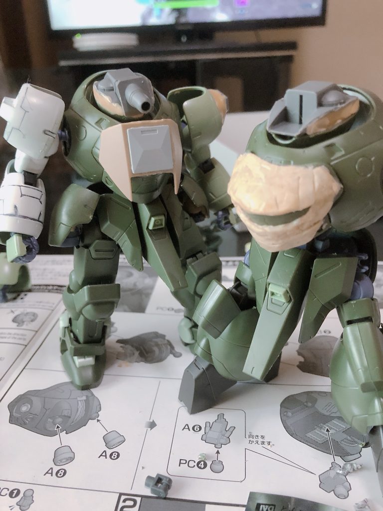 製作途中腹部をパテで盛り整形、サイズを合わせたプラ板で製作頭部はモビルロディと一緒です