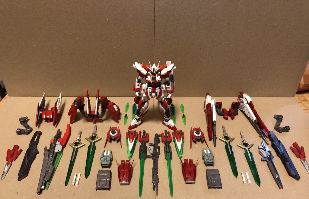 妄想設定『M.E.C.O.S』のオプション群一覧。ほとんど他のキットからの流用(極力『機動戦士ガンダム00』の世界観を維持できるようにダブルオーシリーズのパーツを利用しましたが、一部『機動戦士ガンダムAGE』が混じってます。でも、それほど違和感は感じないので良しとします(笑))で、オリジナル要素はほとんどないですが、楽しんで製作できました。オプション群の接続にはパーツそのものの接続部を生かしていますが、基本は3mm丸棒と3mm径の穴との接続になっています。ネオジム磁石とか使うの苦手なので。コレを作るまでは長いこと完成しない病だったのですが、モチベーションに任せて次から次へと作ることができました。それも、前作をここにアップして、たくさんの方に見ていただけたことがわかったおかげかな?と思います。全部塗装、スミ入れ、デカール貼り、トップコート吹きまでできたので、本当に久しぶりの完成品です(まだまだ手を入れるべきところは多いので、更に改修していくと思いますが。)