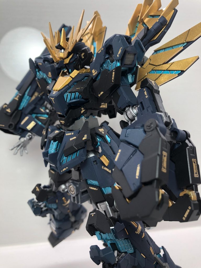 外装紺色部の濃淡をはっきりさせ、ゴールドのデカールで、ぱっと見の情報量を増やしてみました。