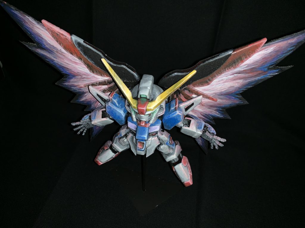光の翼の輪郭が黒背景に溶けて見えなくなる事を狙ったのですが、若干見えてしまってますね。つや消しスプレーも失敗気味だし…。