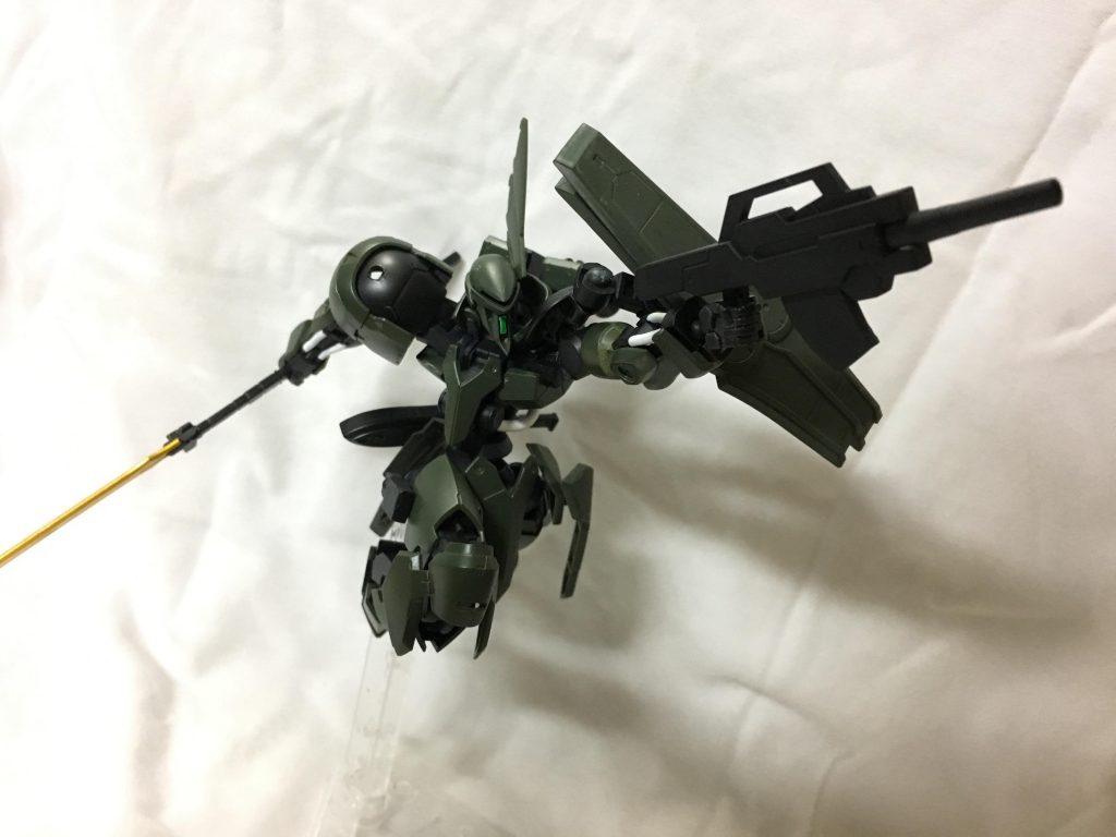 右腰に装備しているサブマシンガン
片手で使用できるよう調整してあるもの