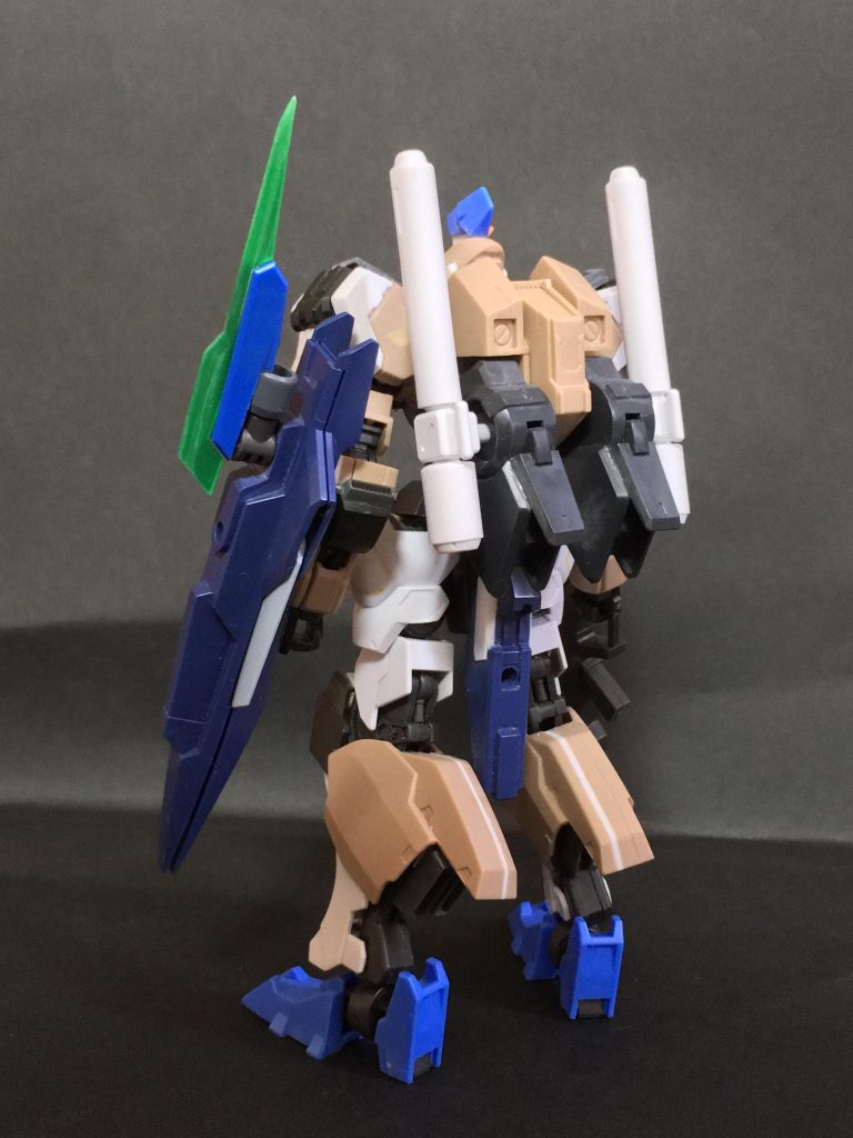 ## 製作工程
HGアスタロトとグシオンリベイクフルシティをベースに作製しています。
シールドはライトニングバックウエポンシステム付属のものを使用。バックパックの半分はSガンダムから流用しています。
特徴的な頭部はフルシティをベースにパテを盛って整形。頭頂部のセンサーはアスタロトのパーツを使用しました。