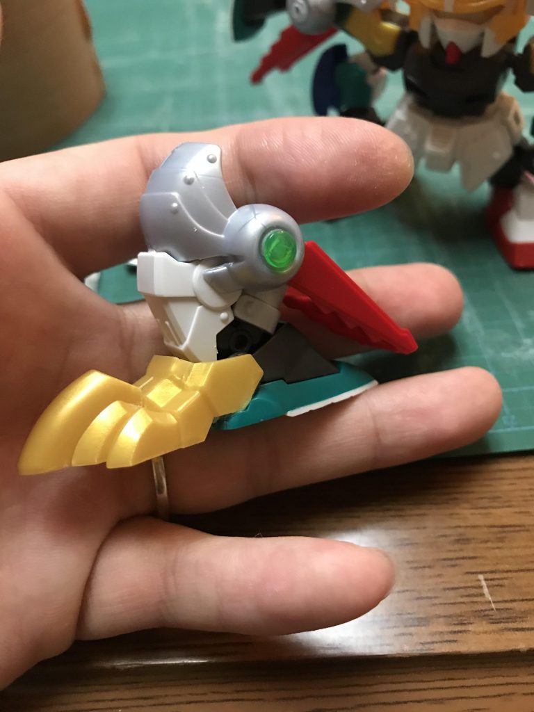 レジェンドBB化改造の時、そのまま元キットのもの使ってしまうとなんか小さくて迫力なくなってしまうんですよね…。私はパテで自作も苦手なので、それっぽいパーツをミキシングして作ることにしてます。